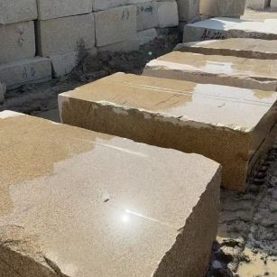 怀化 黄金麻方料堆场洗料分选中，原材料充足