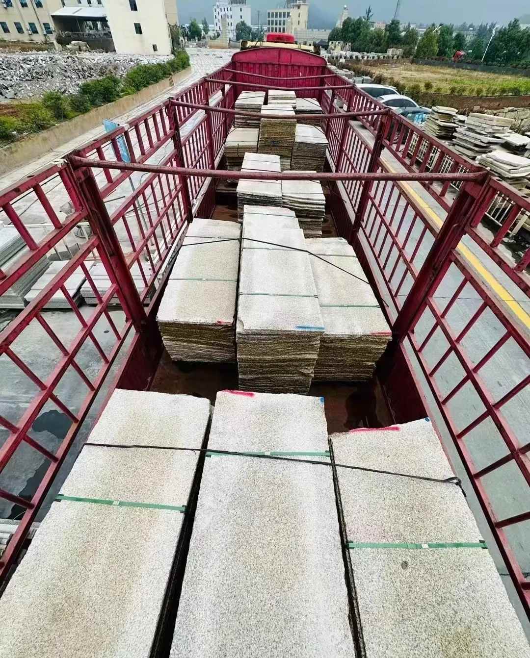 怀化 黄金麻花岗岩荔枝面，光面毛板装车完成