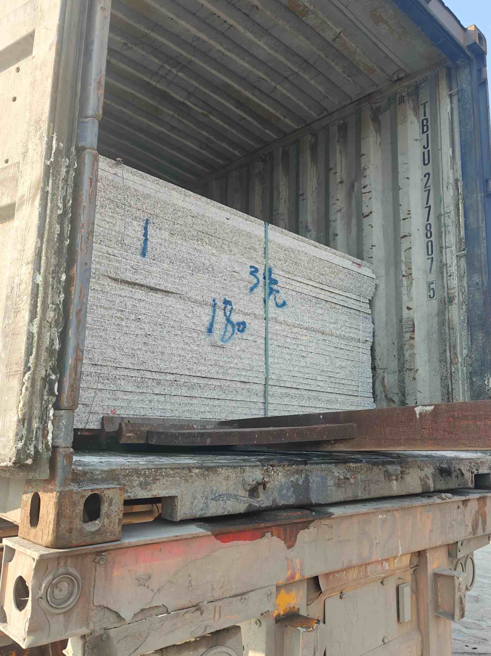 怀化 芝麻白花岗岩石材3.0公分光面毛板装柜出货