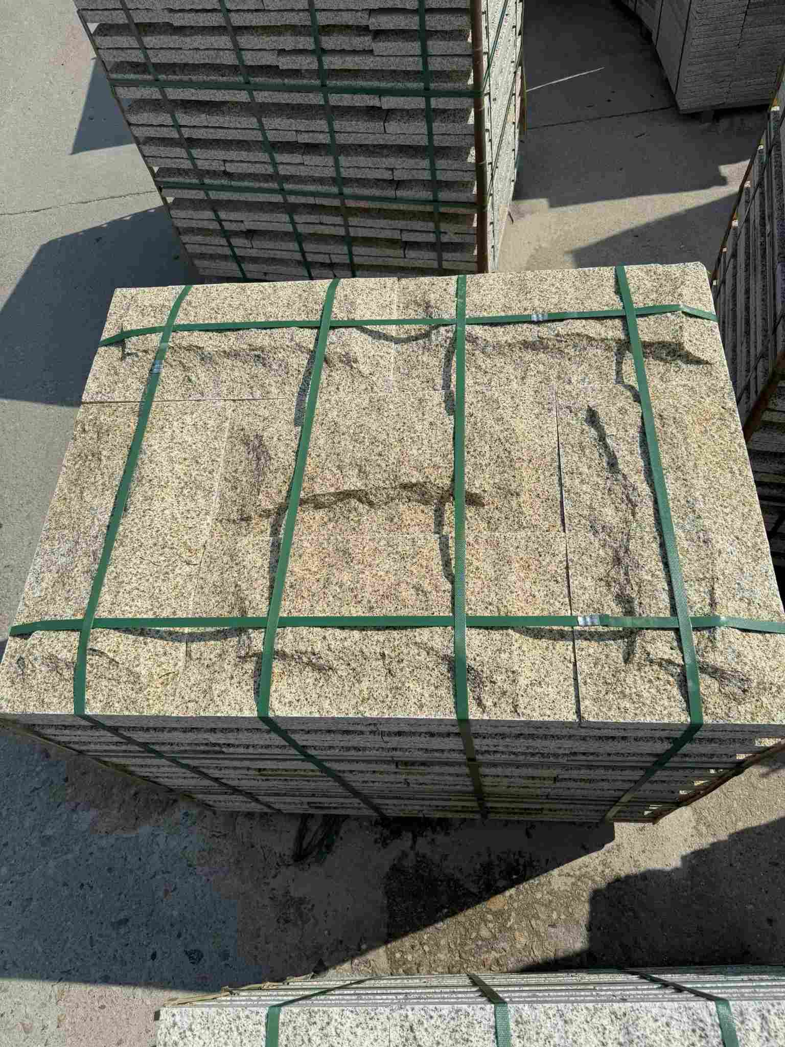 怀化 黄金麻花岗岩石材自然面蘑菇石成品