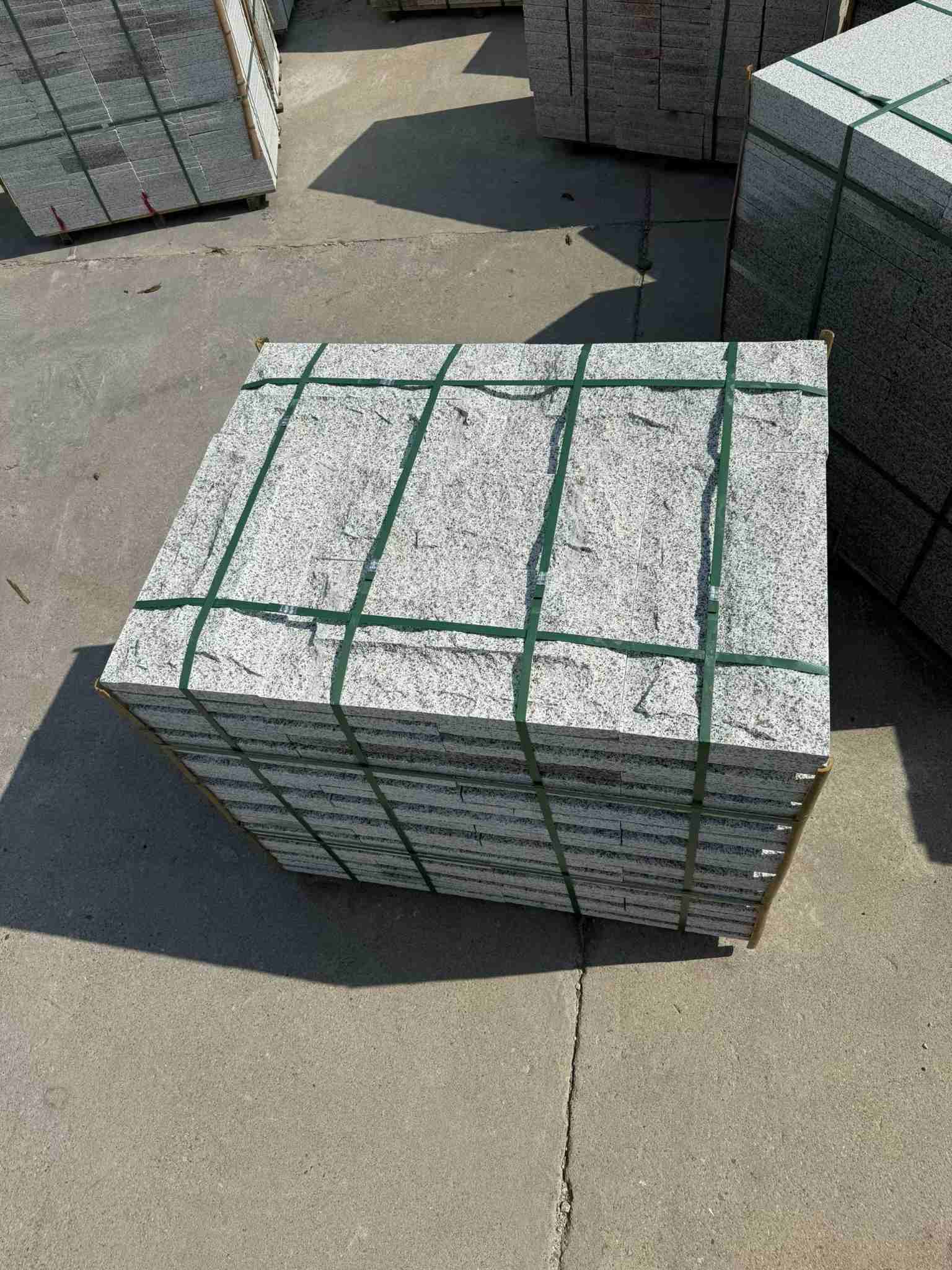 怀化 白麻花岗岩石材自然面蘑菇石成品