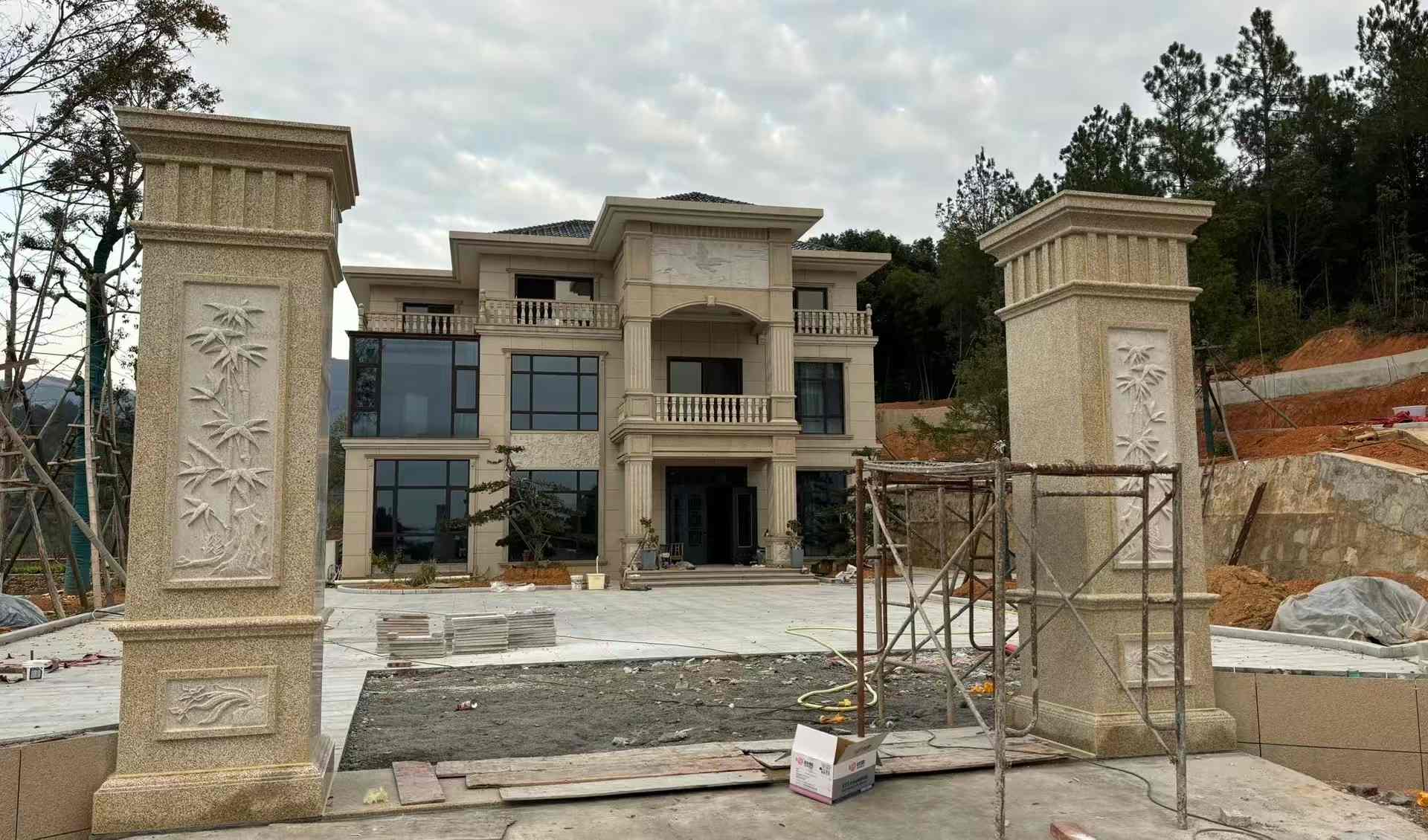 怀化 黄金麻花岗岩别墅雕花外墙干挂配上门口雕花罗马柱