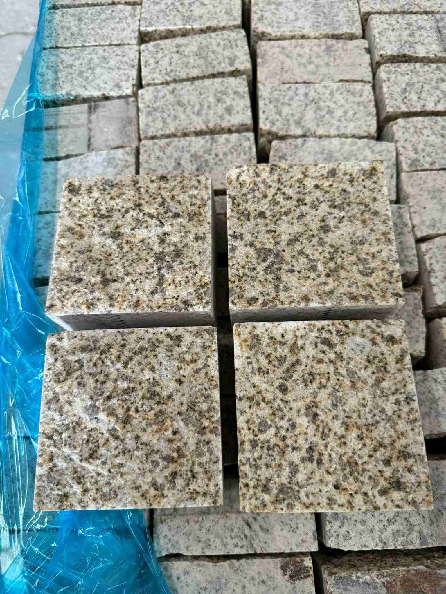 怀化 黄金麻花岗岩自然面小方块，弹石，马蹄石等