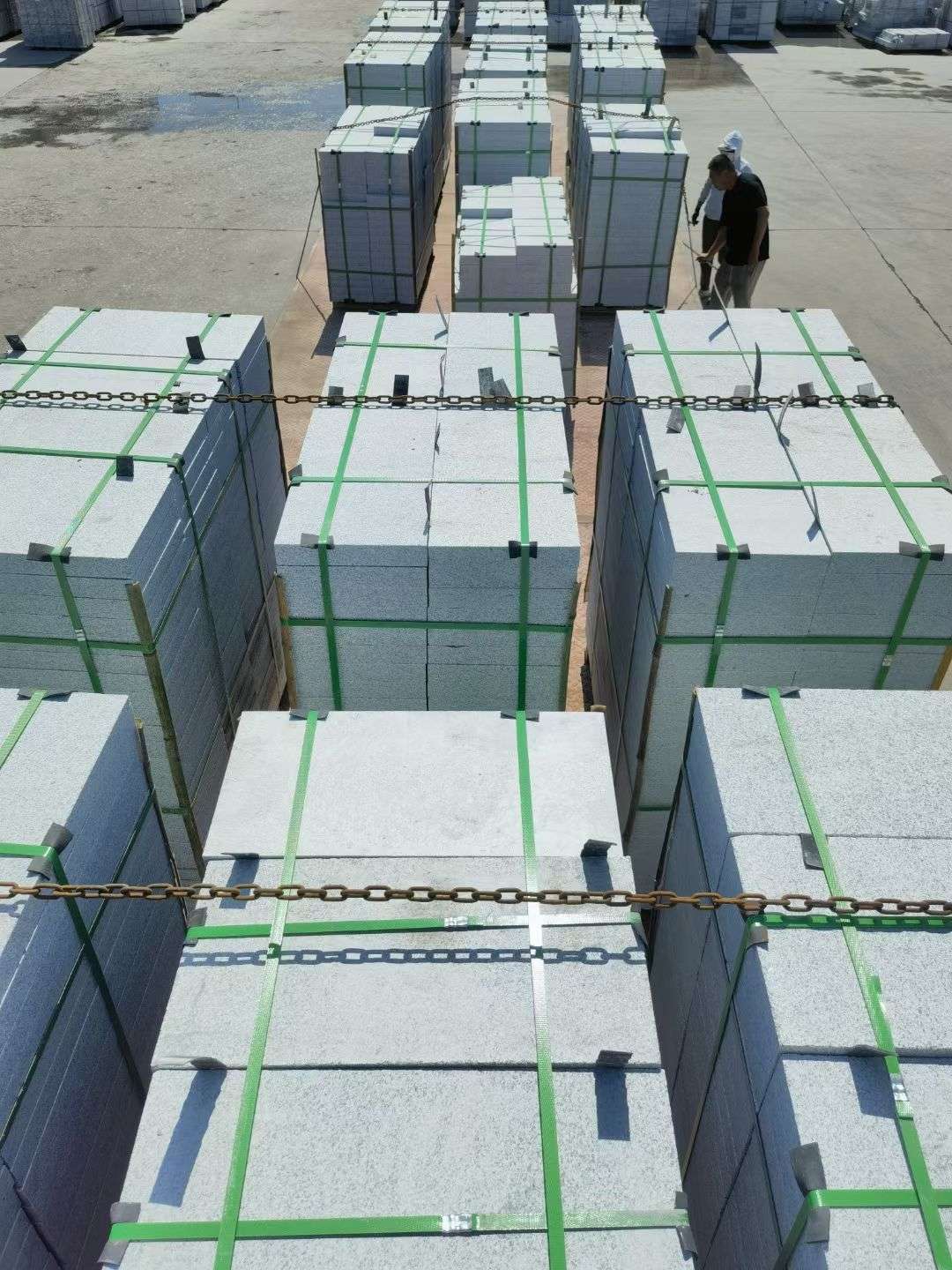 怀化 芝麻白花岗岩5公分地铺石 花岗岩厂家工厂装车日常