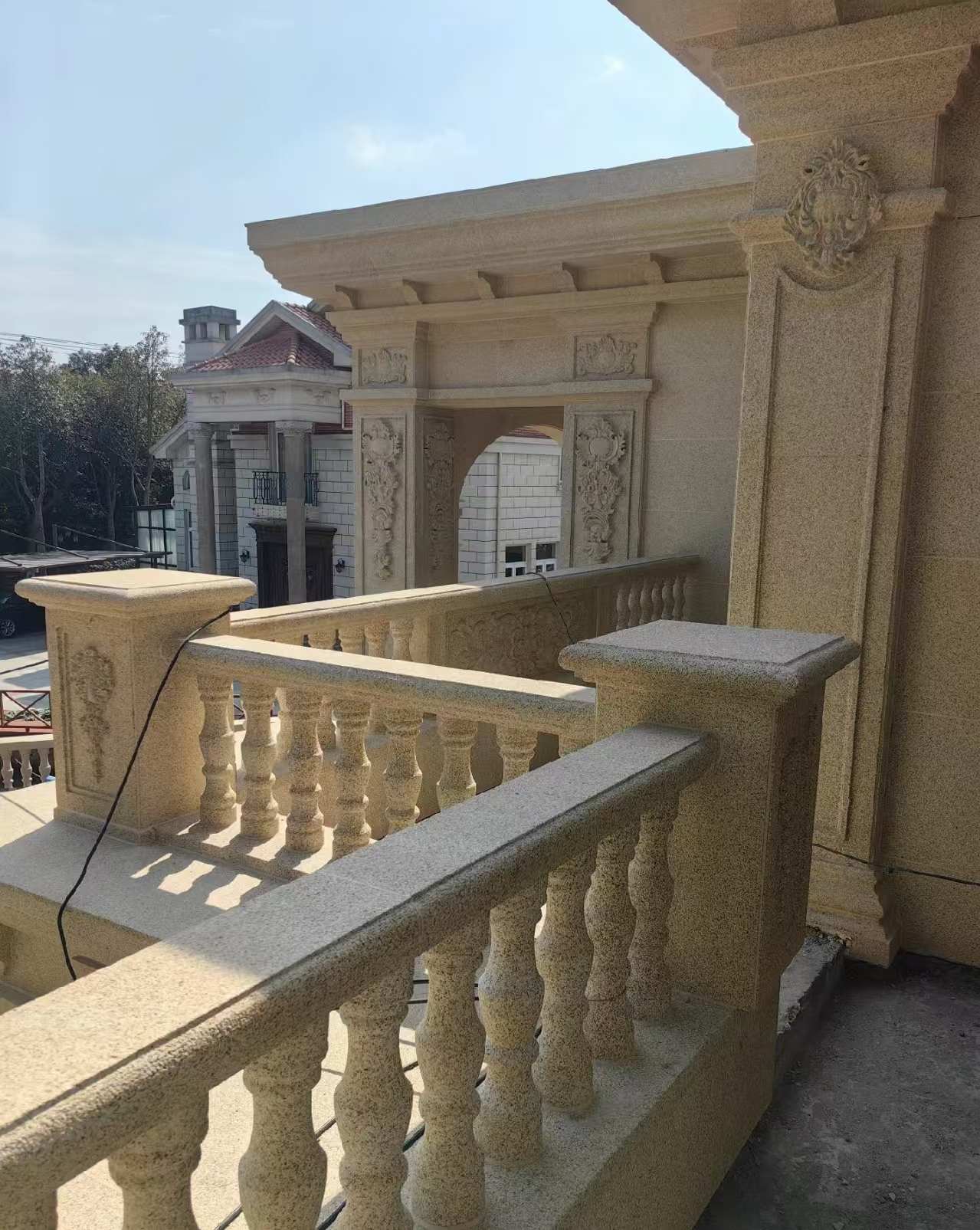 怀化 黄金麻别墅外墙干挂雕花配合阳台栏杆花瓶柱