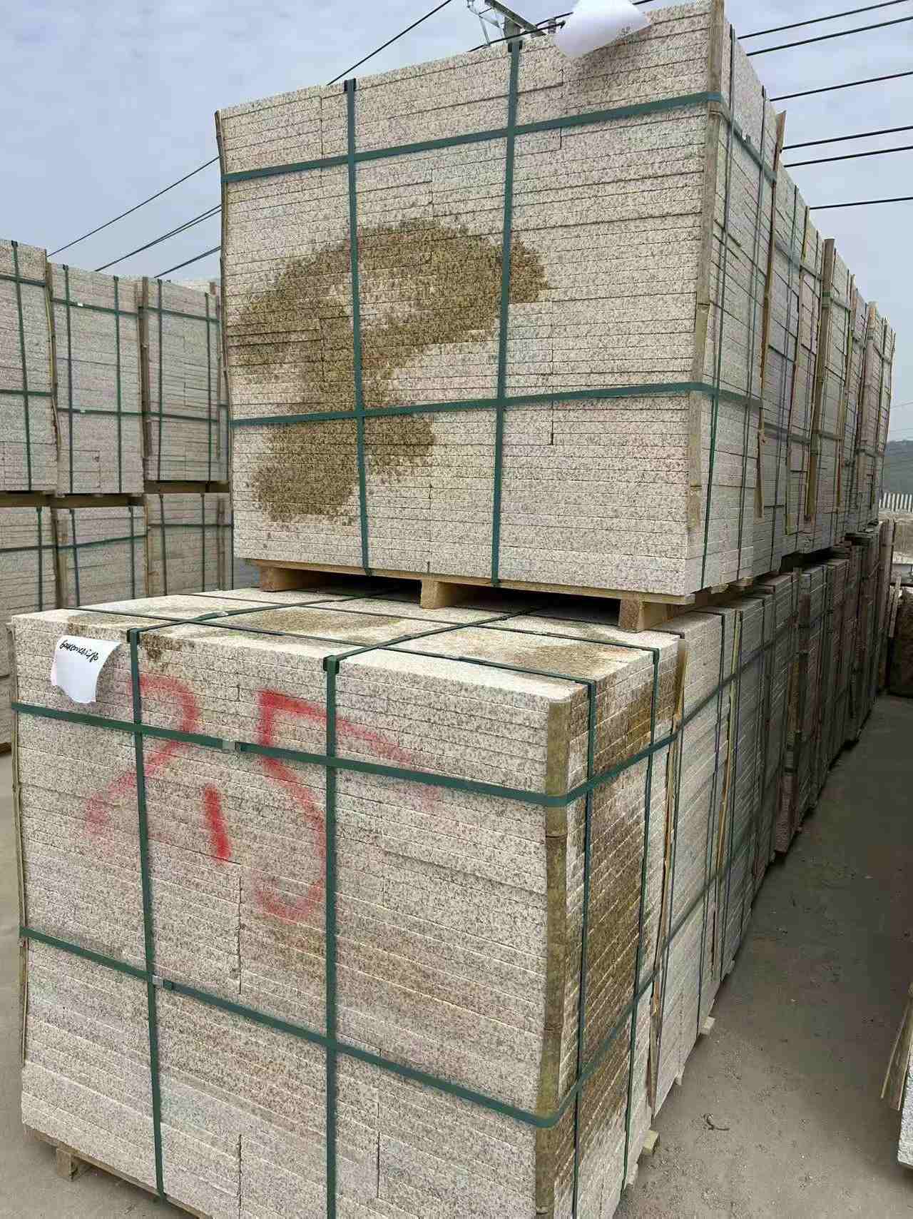 怀化 黄金麻花岗岩石材荔枝面地铺石2.5*300*600