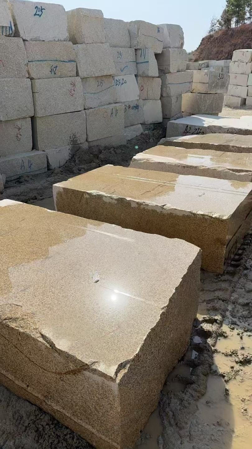 怀化 黄金麻方料堆场洗料分选中，原材料充足