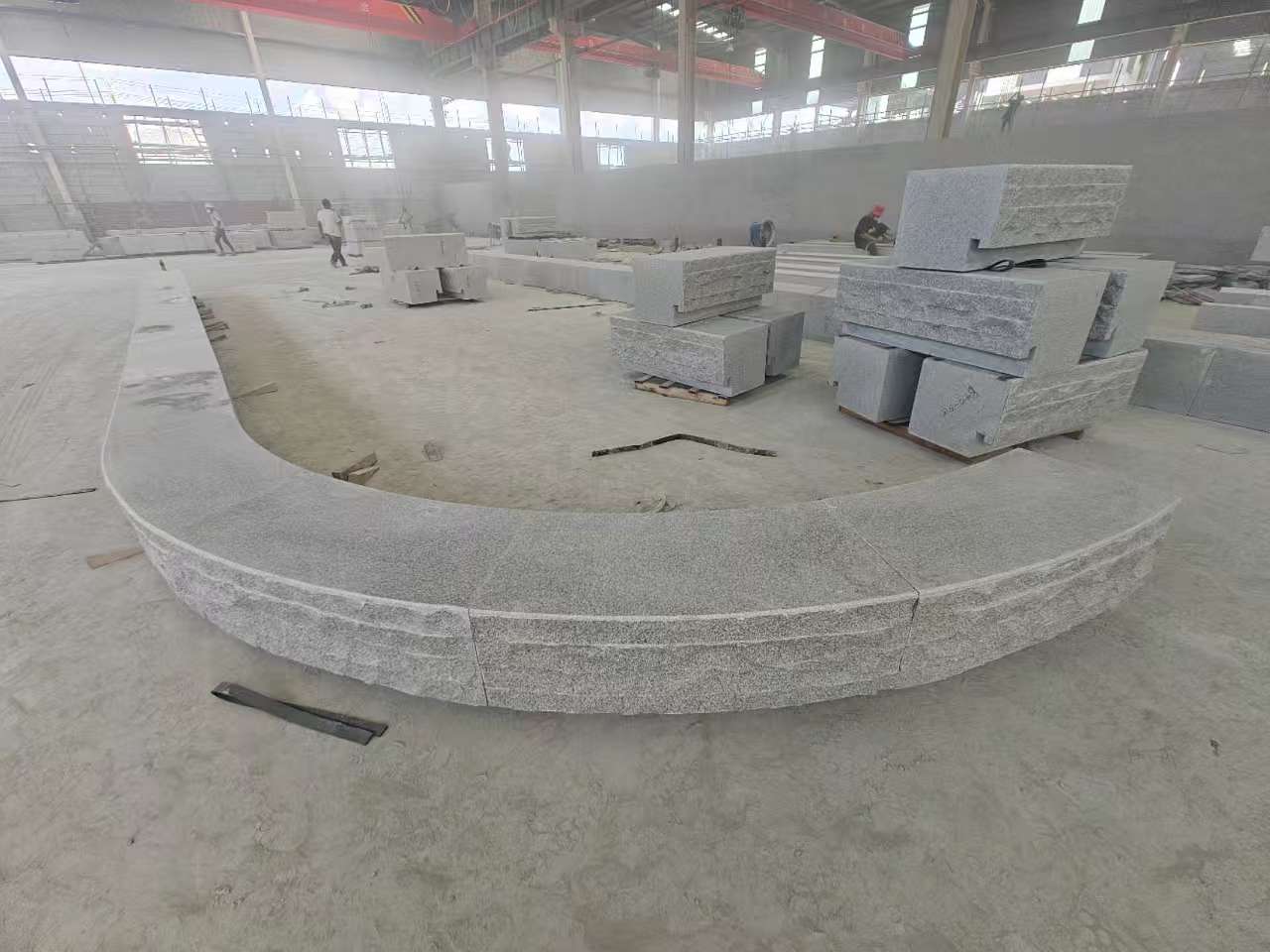 怀化 芝麻白异形坐凳，自然面光面弧形加工