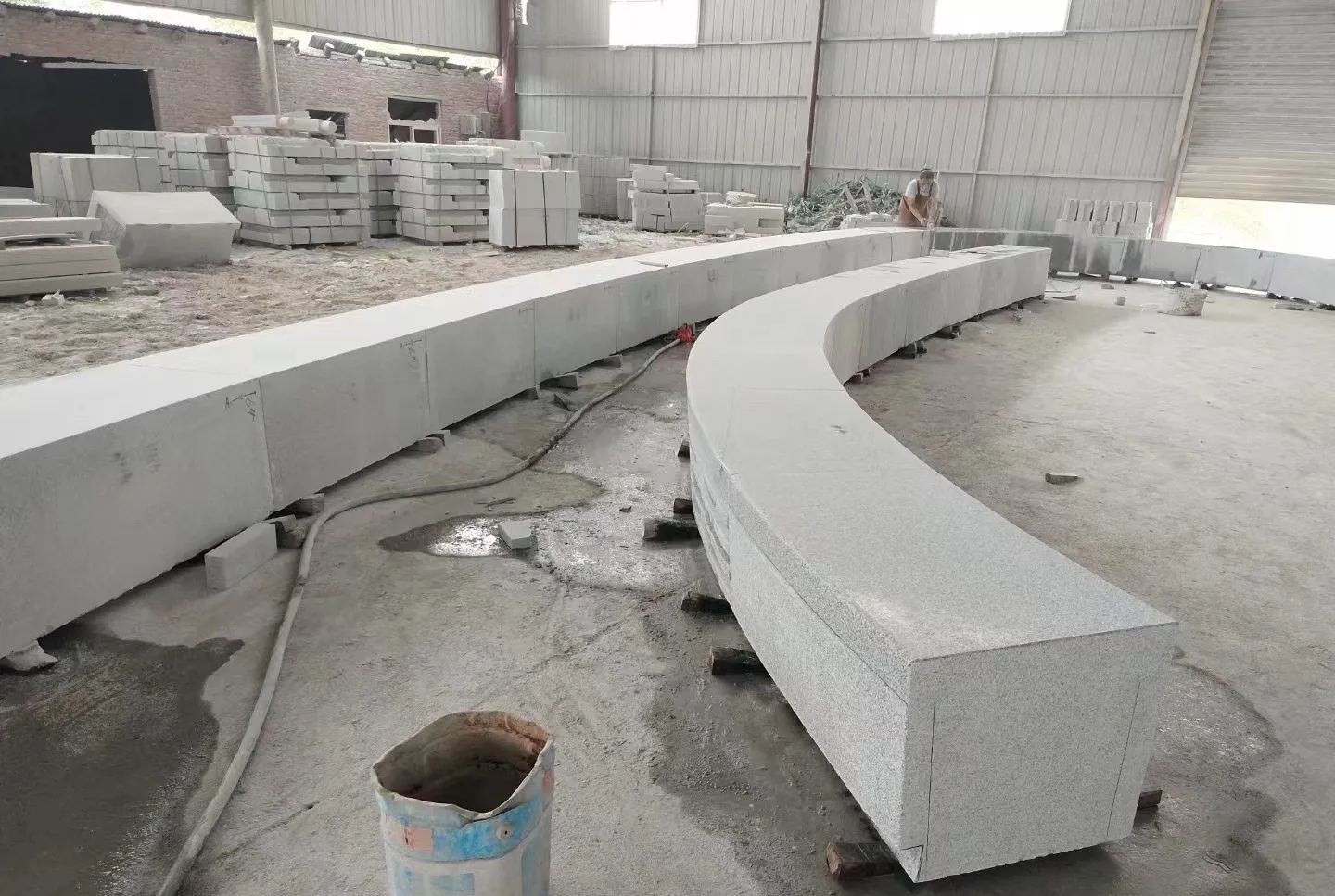 怀化芝麻白花岗岩石板材 园林光面弧形坐凳